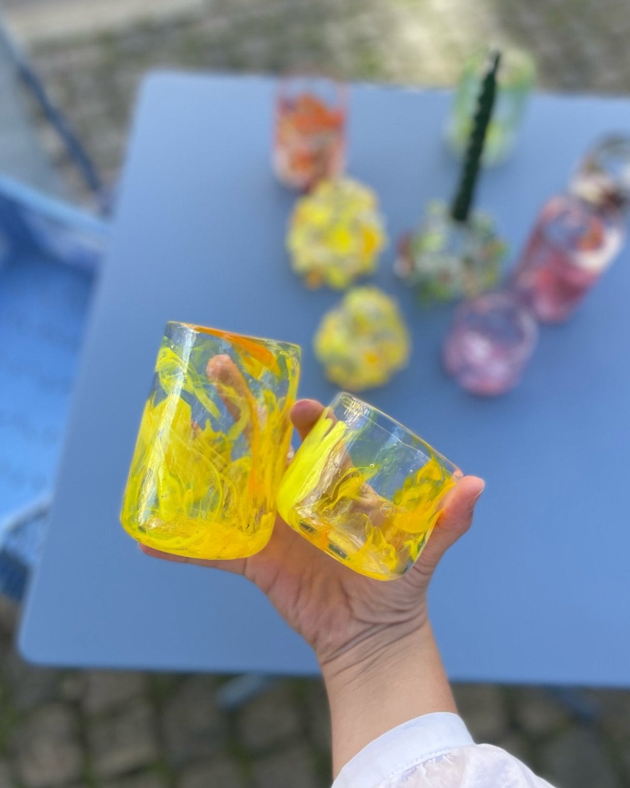 Lærke Laura stort glas af genbrugs glasskår, alsidigt som opbevaring og til drikke, diameter 7,5 cm, højde 12 cm.