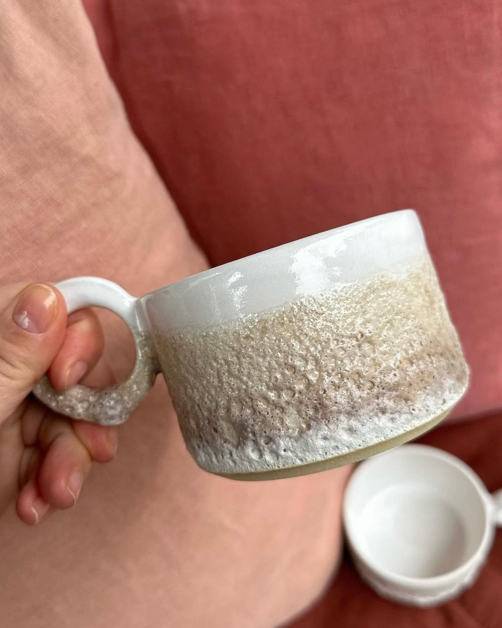 Hvid Strand kop i tidløst design, inspireret af bølgerne, håndlavet keramik.