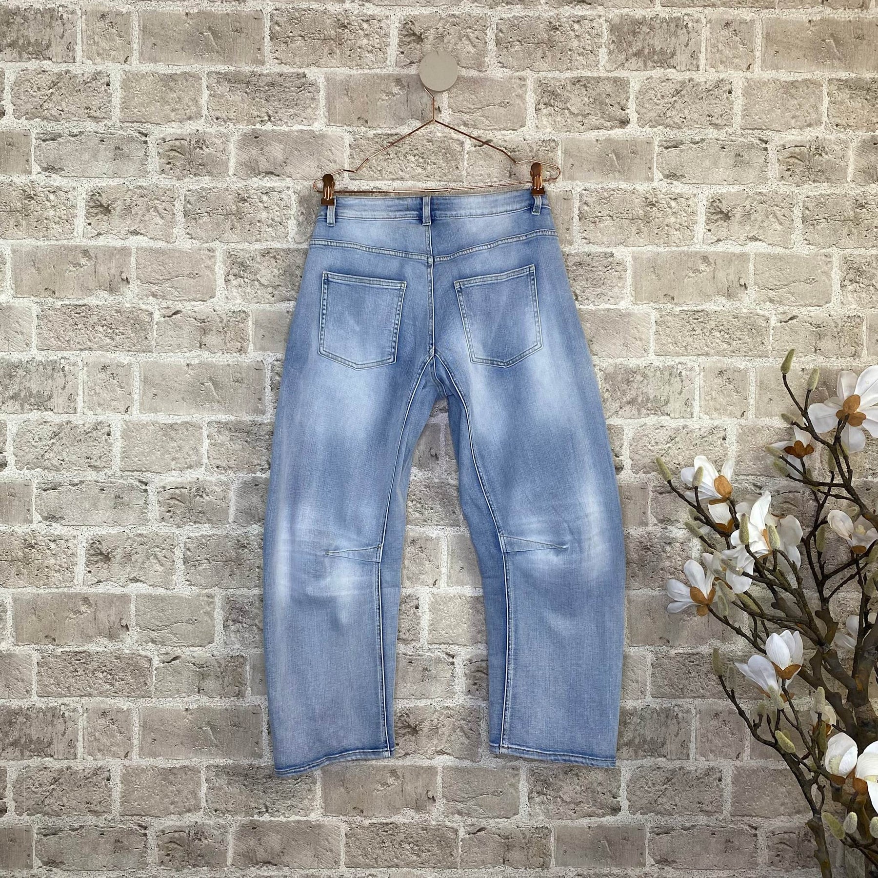 Lyse denim jeans fra Cabana Living med stretch og komfortabel pasform i bomuld polyester og elastan - køb hos butikalrum.dk