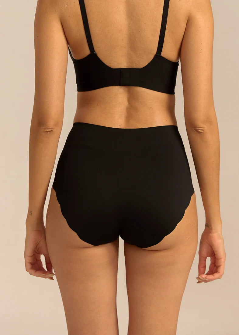 Invisible Highwaist Maxi Trusser i sort fra FemiFemme med høj talje og laserskårne kanter – køb hos Butik Alrum på Amager eller online på butikalrum.dk.