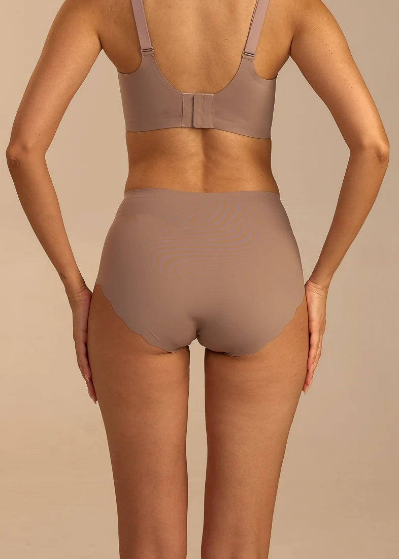 Invisible Highwaist Maxi Trusser i Mocha fra FemiFemme med høj talje og laserskårne kanter – køb hos Butik Alrum på Amager eller online på butikalrum.dk.