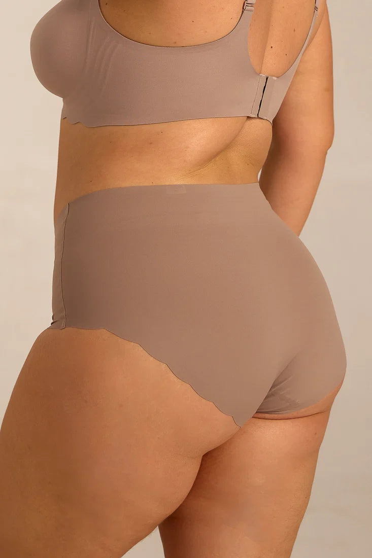 Invisible Highwaist Maxi Trusser i Mocha fra FemiFemme med høj talje og laserskårne kanter – køb hos Butik Alrum på Amager eller online på butikalrum.dk.