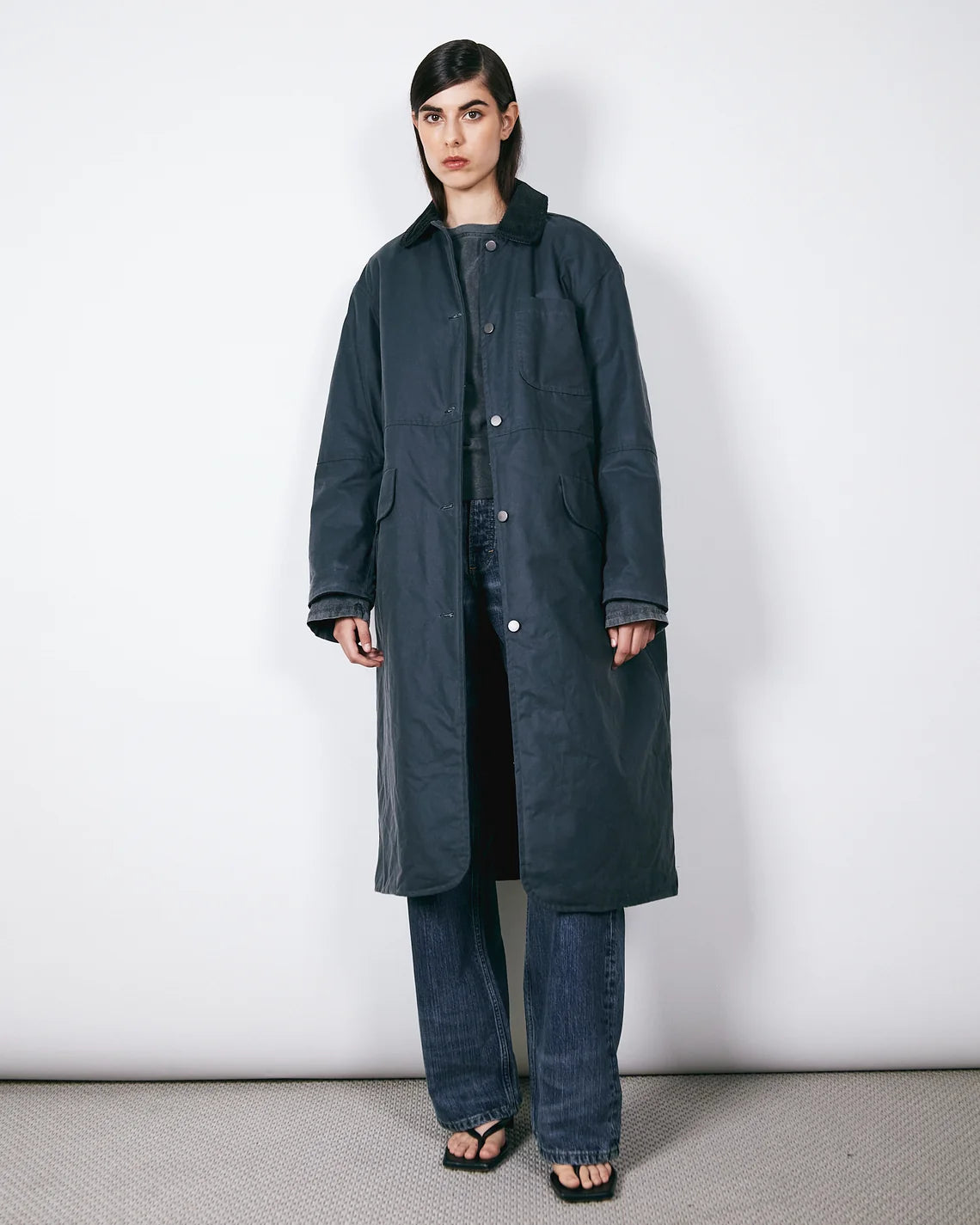 Joan Jett Padded i Blue Grey fra Brixtol Textiles, oversized jakke i voksbehandlet økologisk bomuld med quiltet foring – køb hos butikalrum.dk.
