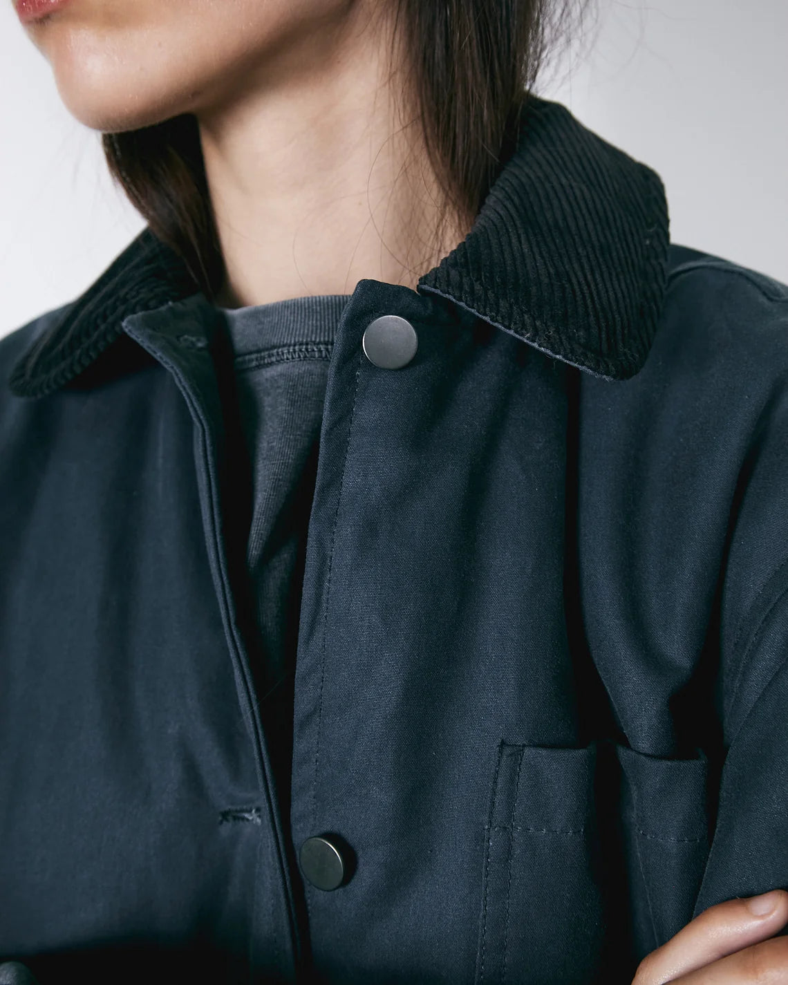 Joan Jett Padded i Blue Grey fra Brixtol Textiles, oversized jakke i voksbehandlet økologisk bomuld med quiltet foring – køb hos butikalrum.dk.