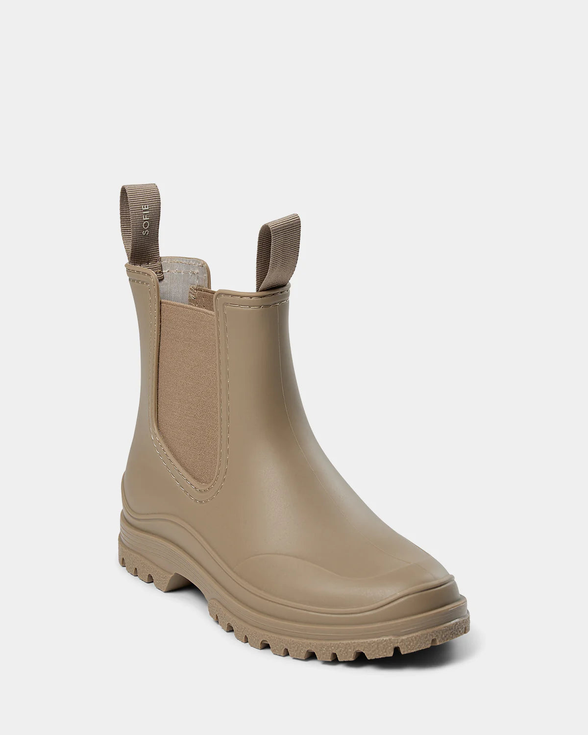 Kort gummistøvle i 100% PVC med tyk sål og løkker, så man nemt kan hive støvlerne på.