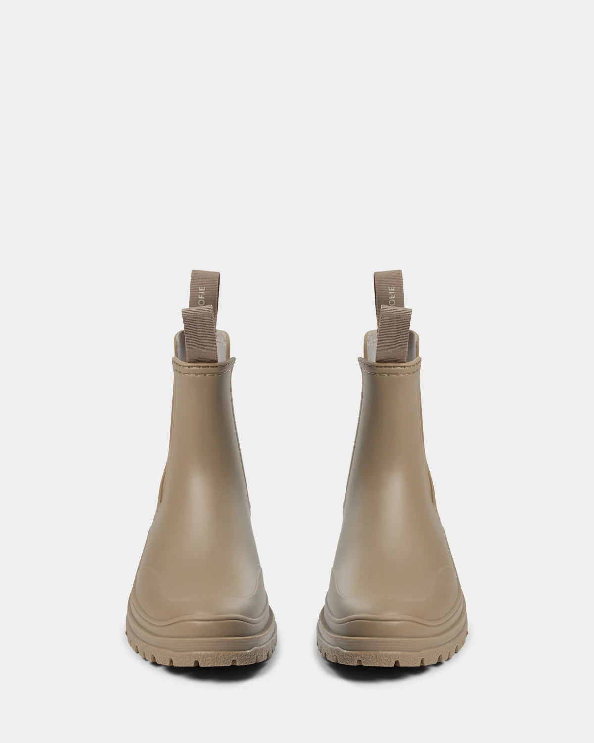 Kort gummistøvle i 100% PVC med tyk sål og løkker, så man nemt kan hive støvlerne på.