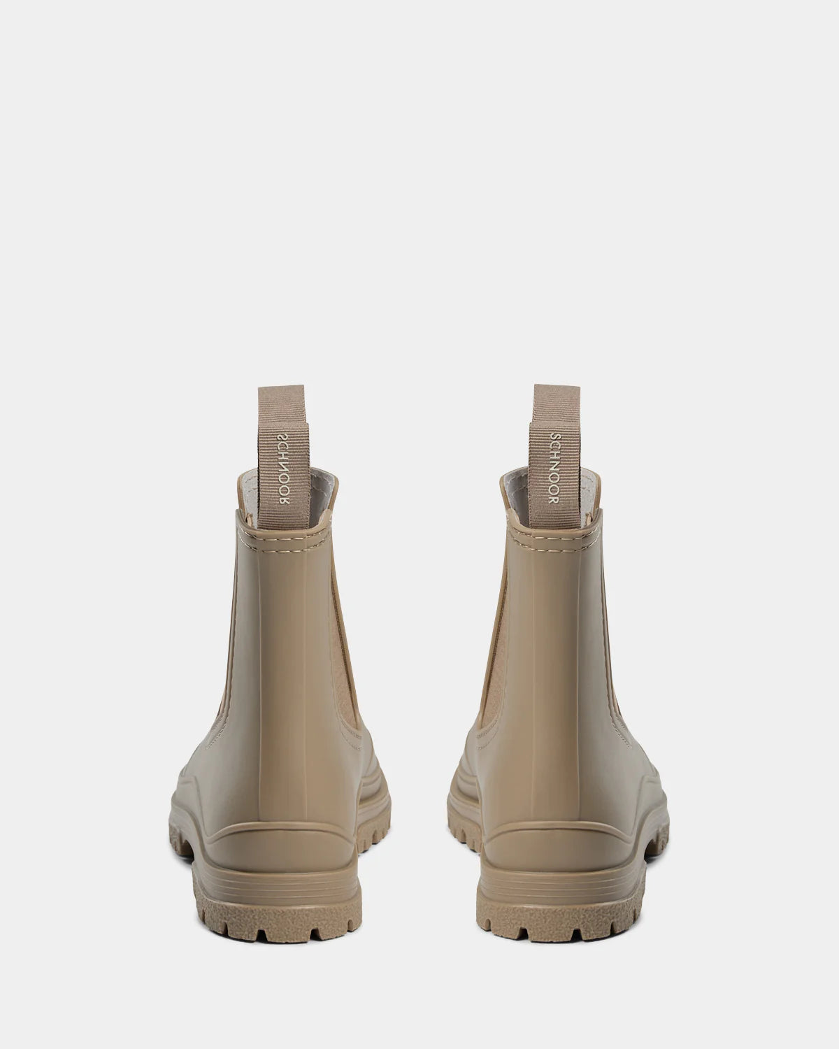 Kort gummistøvle i 100% PVC med tyk sål og løkker, så man nemt kan hive støvlerne på.