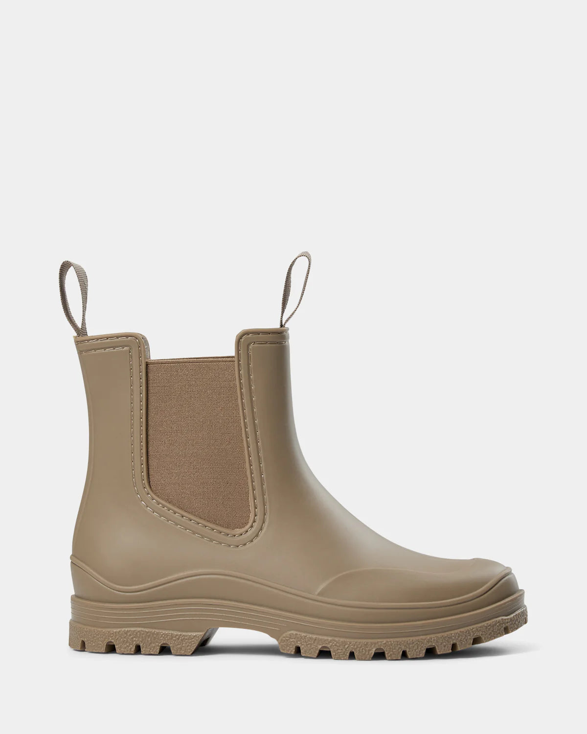 Kort gummistøvle i 100% PVC med tyk sål og løkker, så man nemt kan hive støvlerne på.