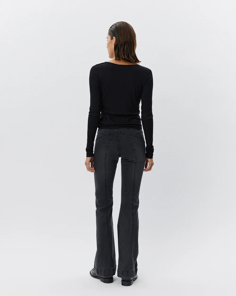 JOODYSW wrap-bluse med lange ærmer i sort, ribstruktureret materiale og V-hals fra Sofie Schnoor