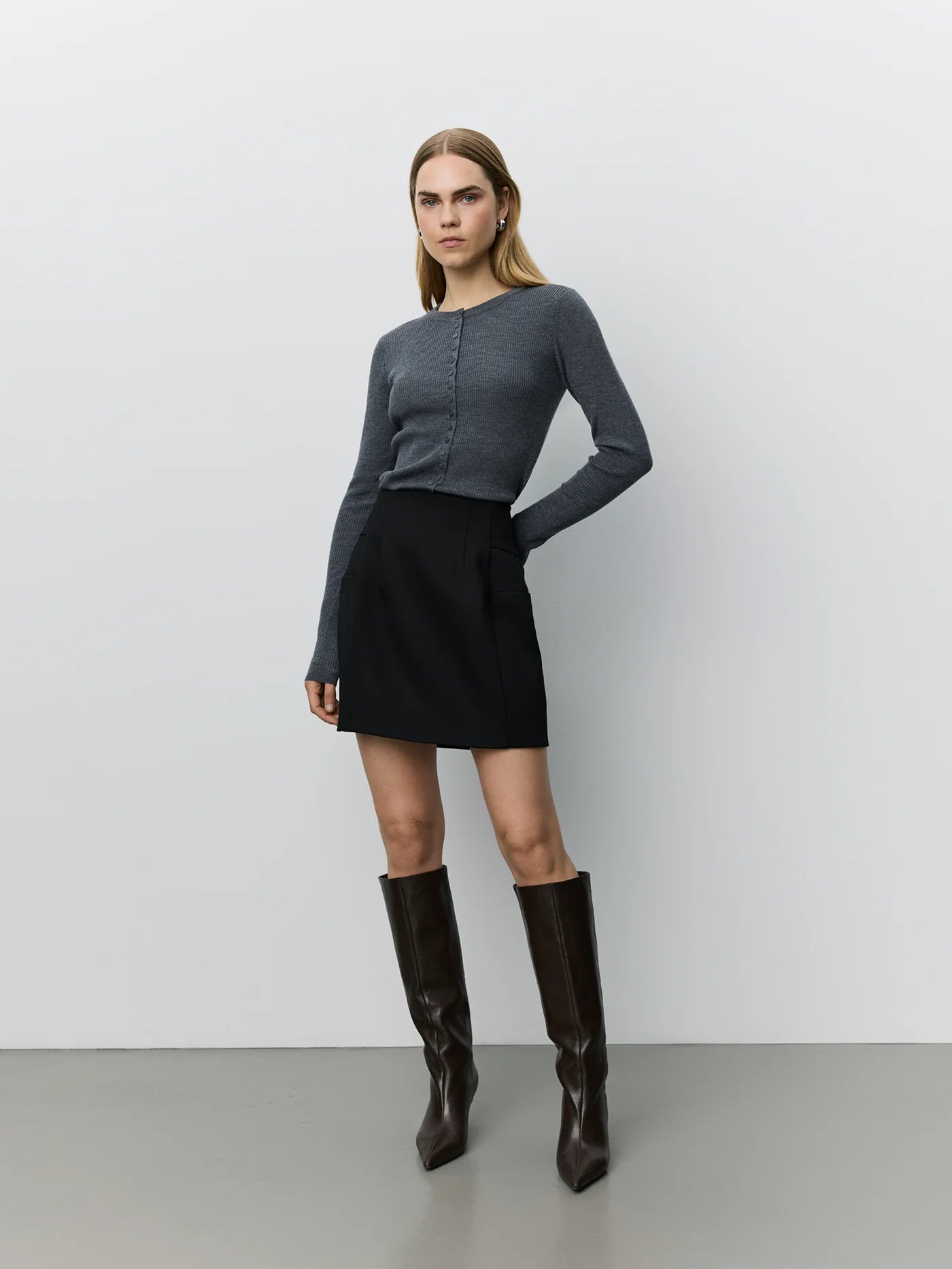JULESSW rib cardigan fra Sofie Schnoor i Dark Grey Melange, fremstillet i 100% merinould – køb hos butikalrum.dk.