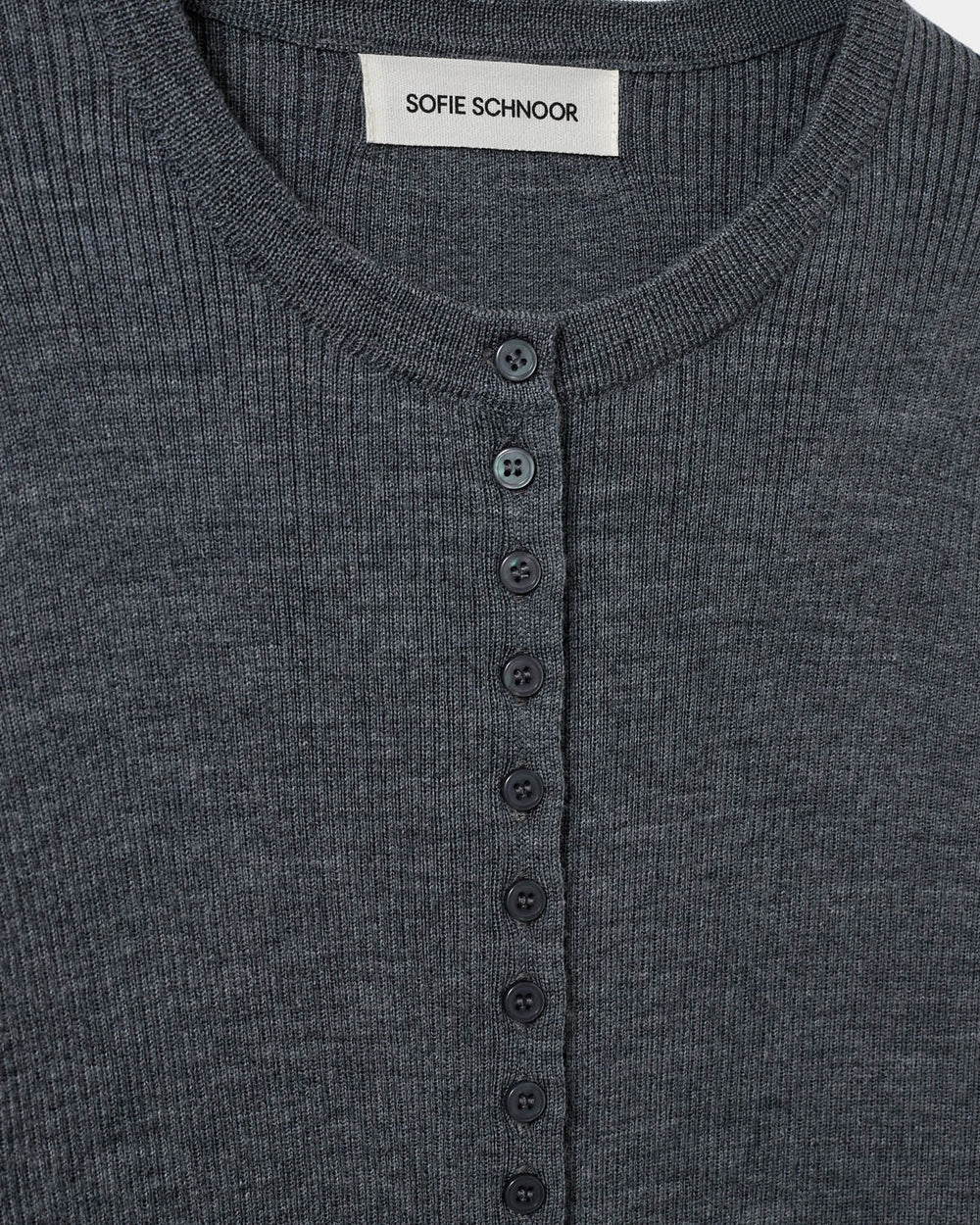 JULESSW rib cardigan fra Sofie Schnoor i Dark Grey Melange, fremstillet i 100% merinould – køb hos butikalrum.dk.
