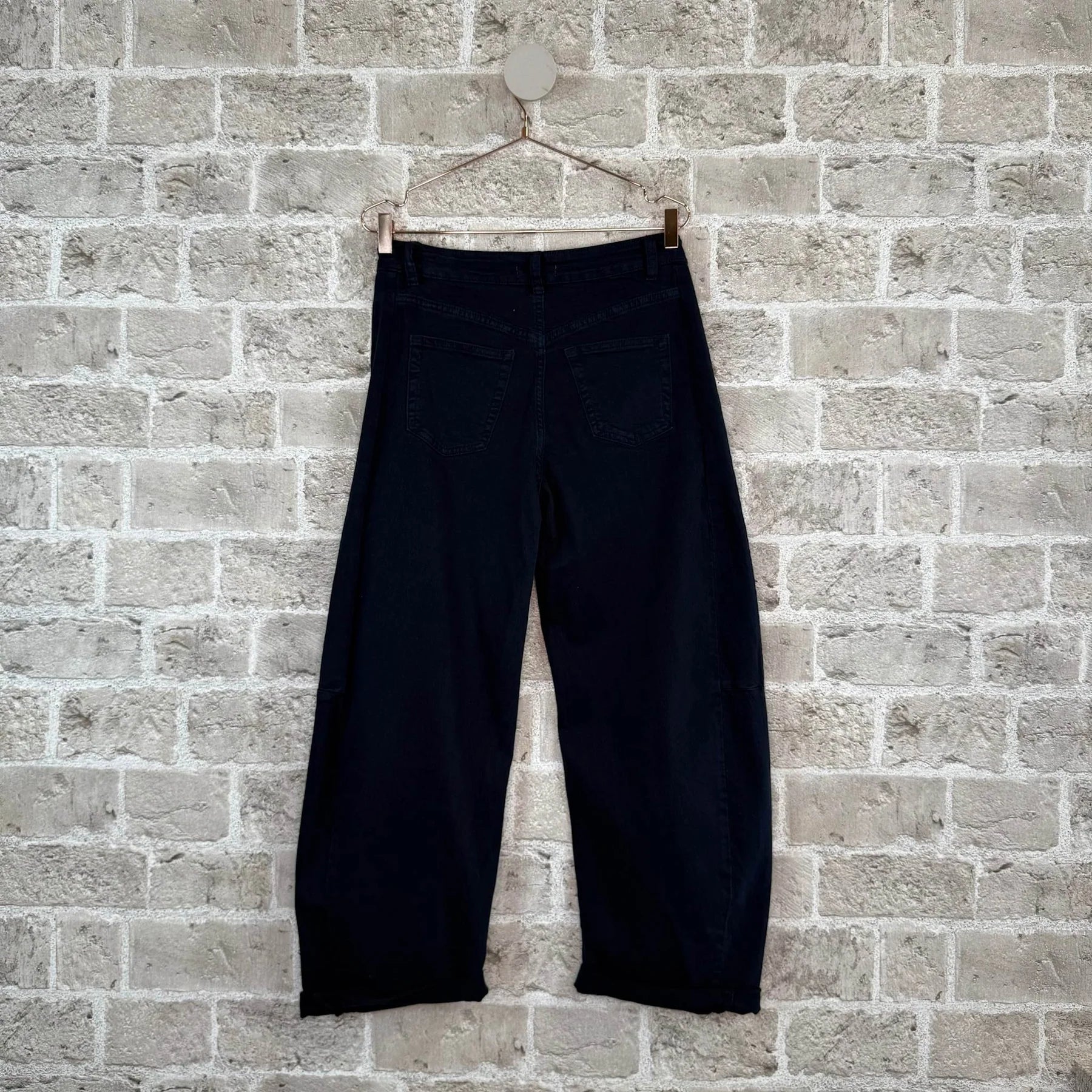 Jude Barrel bukser fra Cabana Living i Black-2 med moderne barrel-pasform – køb hos butikalrum.dk.