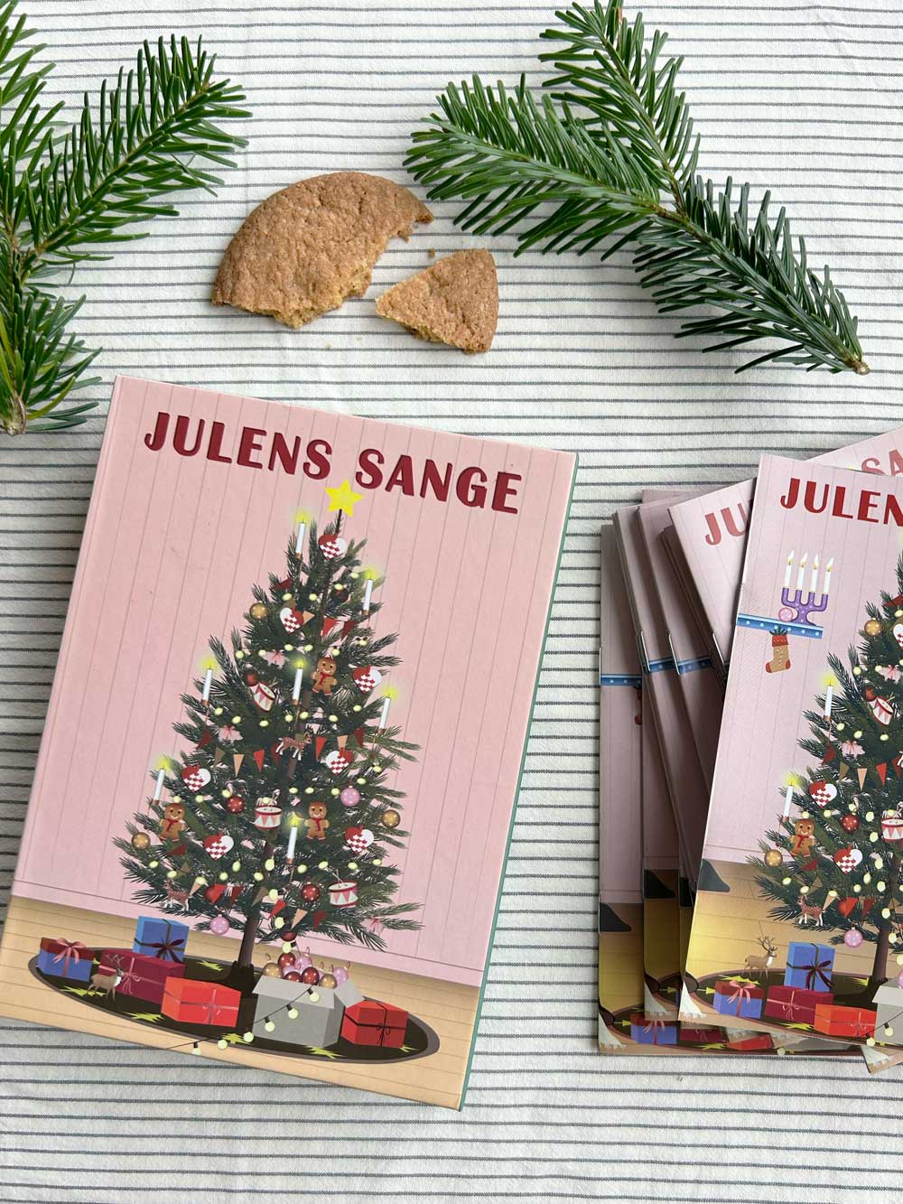 Julens Sange sanghæfte med 13 populære julesange i fin æske – sælges enkeltvis – køb hos butikalrum.dk.