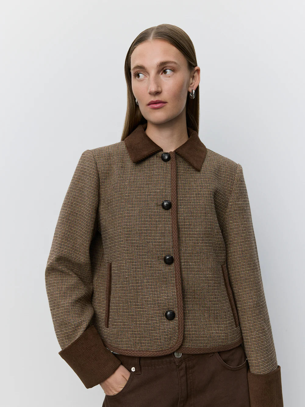 KAMIKKASW kort blazer fra Sofie Schnoor i Brown Check med kordfløjlsdetaljer og flettede læderknapper – køb hos butikalrum.dk.
