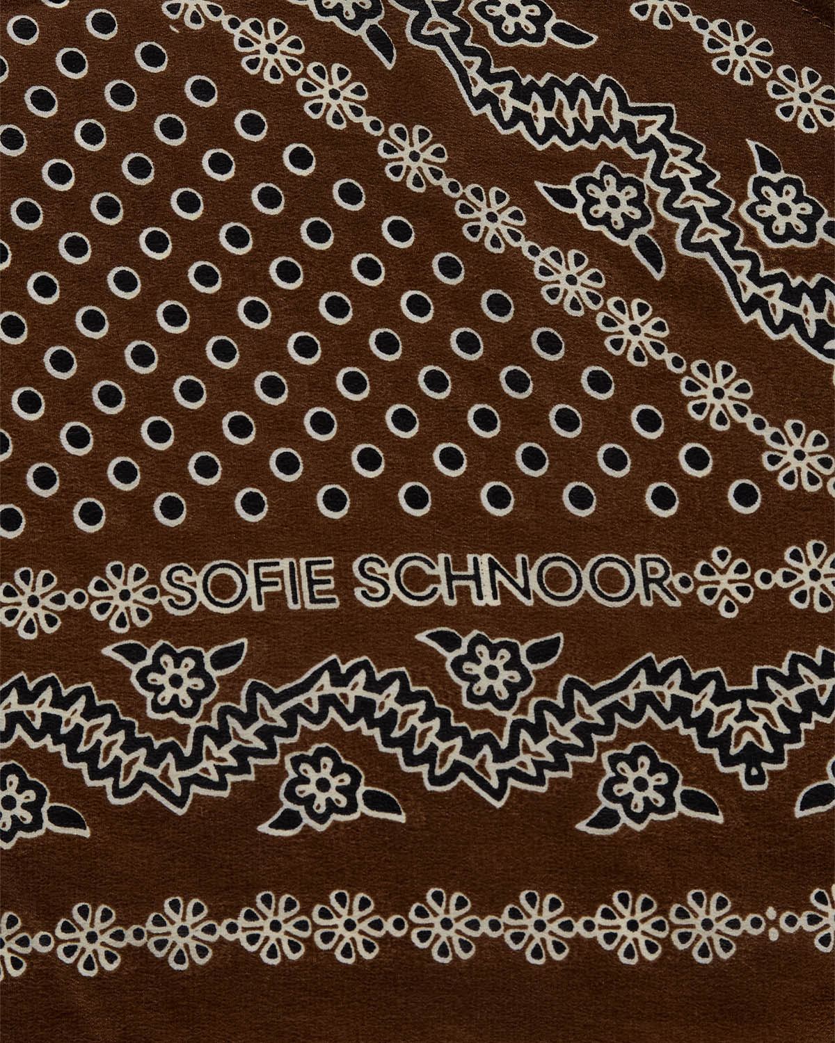 KARENSW silketørklæde fra Sofie Schnoor i Brown med blomster- og prikket print – køb hos butikalrum.dk.
