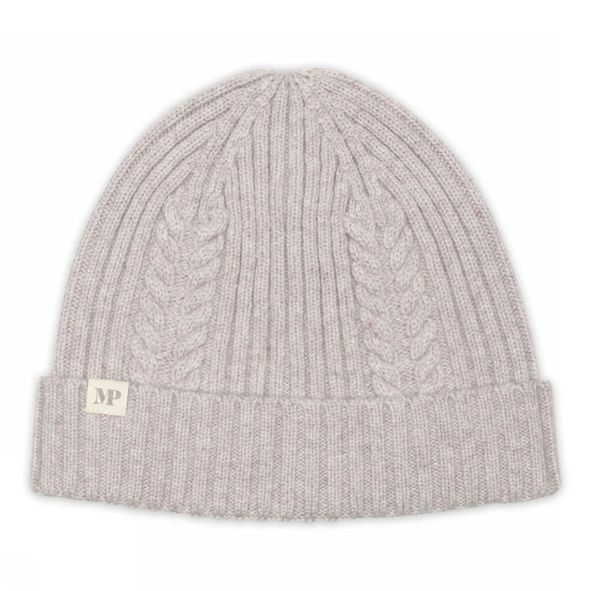 Køb kabelstrikket beanie i merinould og cashmere fra MPwoman hos Butikalrum.dk – blød og varm med foldekant.