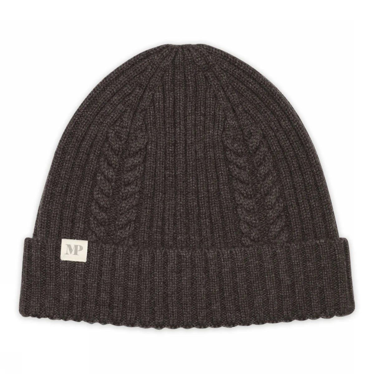 Køb kabelstrikket beanie i merinould og cashmere fra MPwoman hos Butikalrum.dk – blød og varm med foldekant.