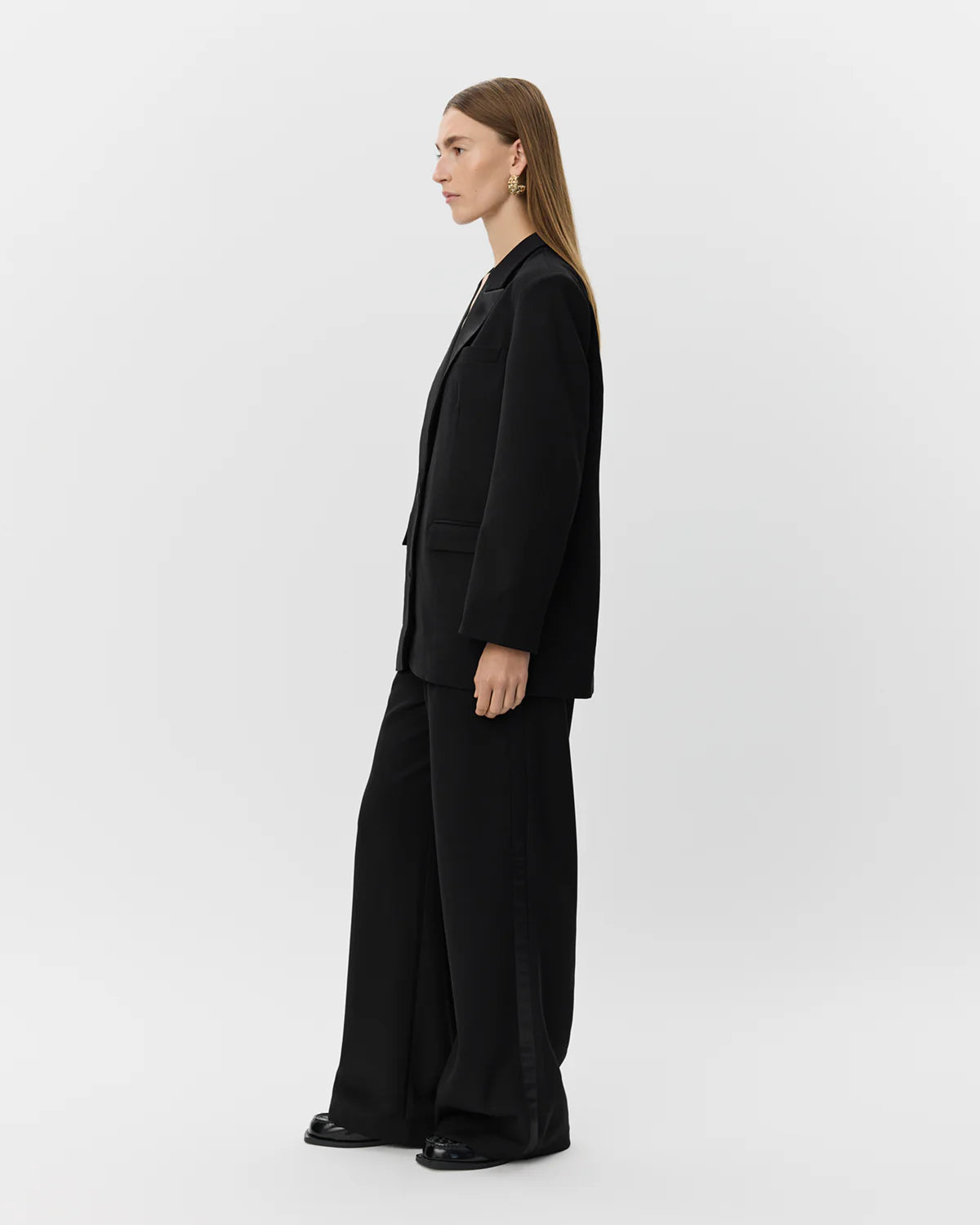 Sort LOVELLESW blazer med satin revers og knaplukning fra Sofie Schnoor