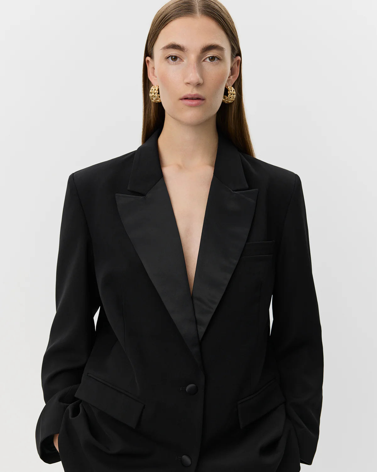 Sort LOVELLESW blazer med satin revers og knaplukning fra Sofie Schnoor