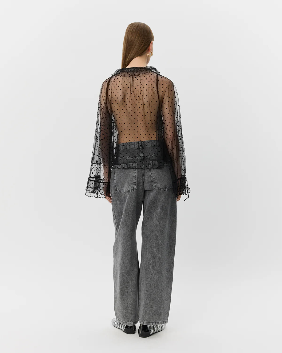 Sort mesh-bluse med flæser og prikker fra Sofie Schnoor – fås hos butikalrum.dk