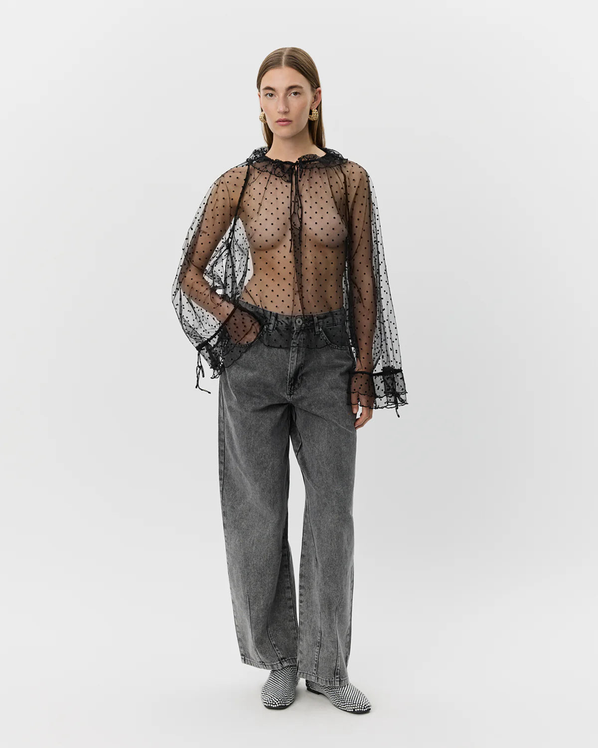 Sort mesh-bluse med flæser og prikker fra Sofie Schnoor – fås hos butikalrum.dk