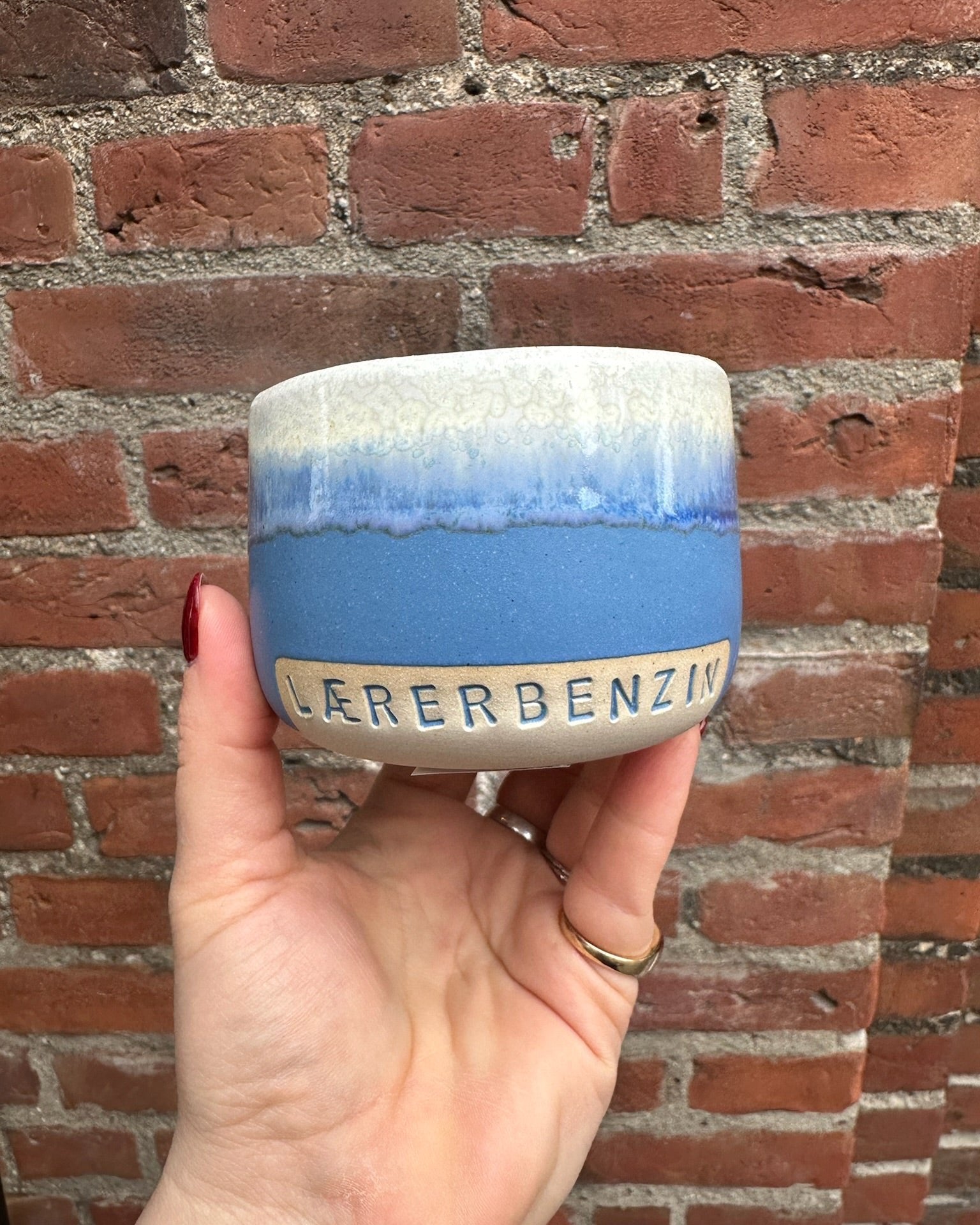 Keramikkopper fra Vaarhus Ceramicks i fine farvekombinationer med sjove og søde tekster.