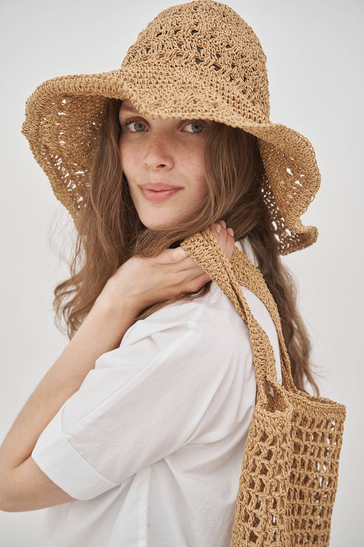 Håndlavet raffia hat fra Care By Me med bred skygge perfekt til sol og sommer og kan matches med Sienna taske - køb hos butikalrum.dk