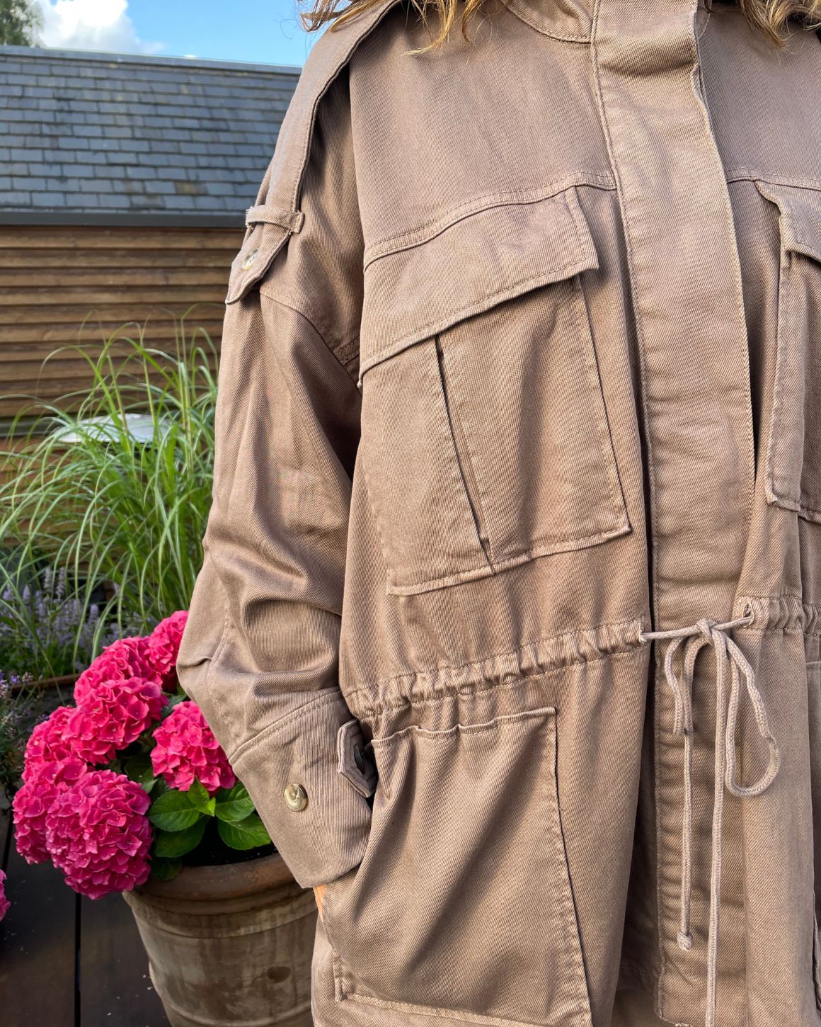 Line Jacket i Soil Brown fra La Rouge – køb hos butikalrum.dk