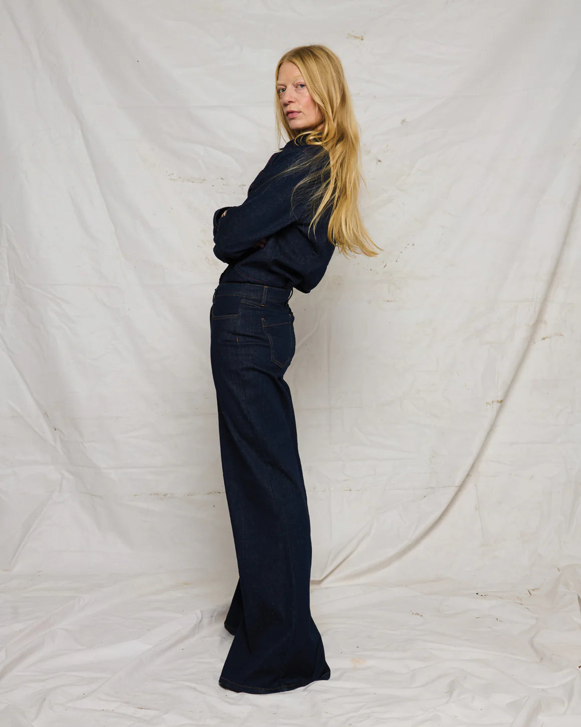 Lotte Jeans – brede jeans i mørk denim med kontrastsyninger og klassiske lommer.