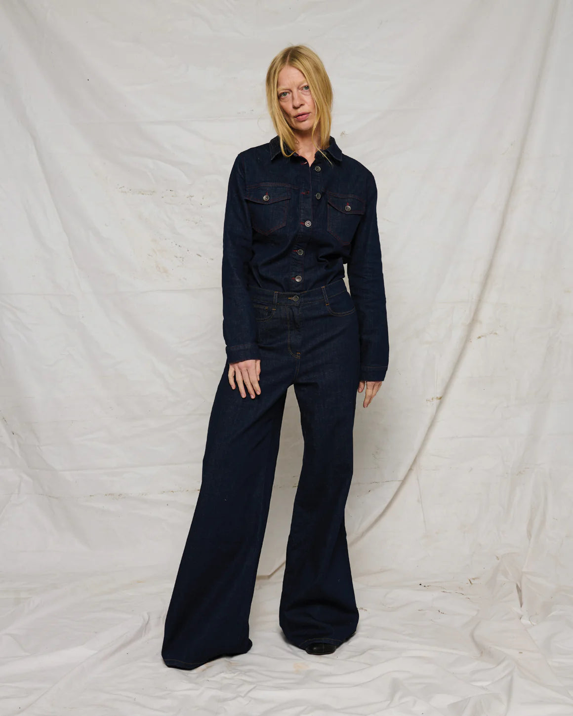 Lotte Jeans – brede jeans i mørk denim med kontrastsyninger og klassiske lommer.