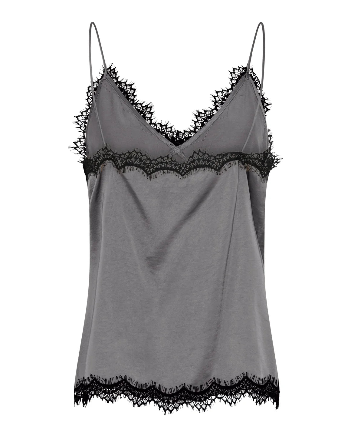 Lotte Satin Top – feminin satin top med tynde stropper og sorte blondedetaljer.