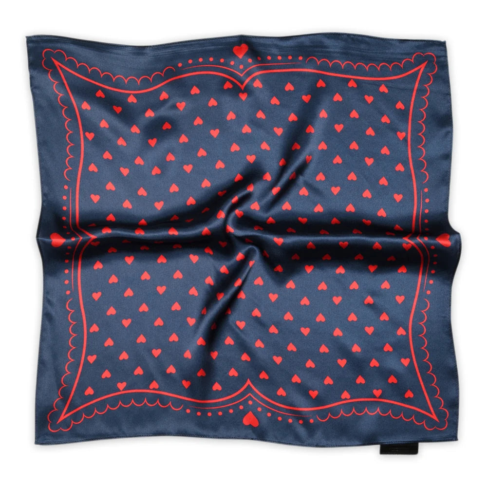 Love Small Silk Scarf fra MPWoman i navy med små hjerter, 100% silke og størrelse 52 x 52 cm.