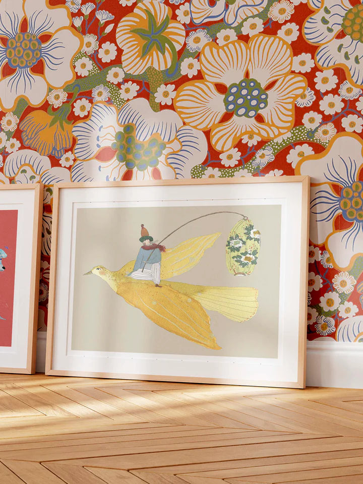 Lysfuglen fra Krull Studio i 230 gram mat kvalitetspapir. Motivet forestiller en gul fugl med en person ovenpå.