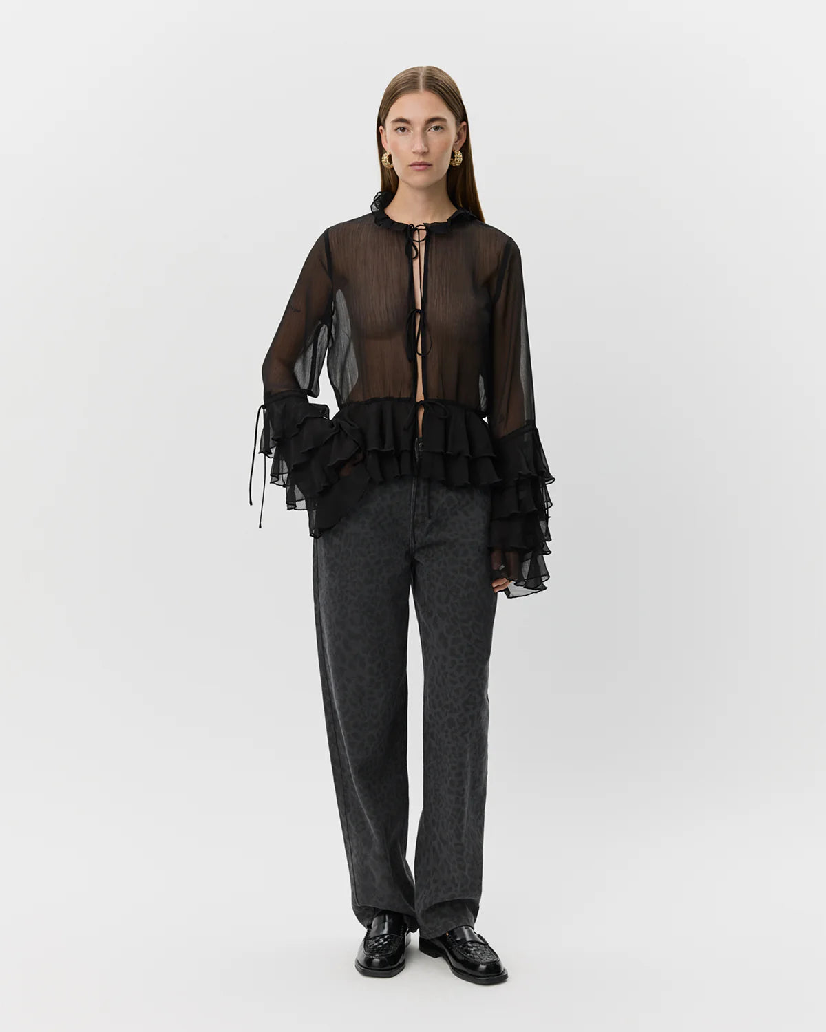 Sort MACISW skjorte i transparent polyester med flæsedetaljer fra Sofie Schnoor