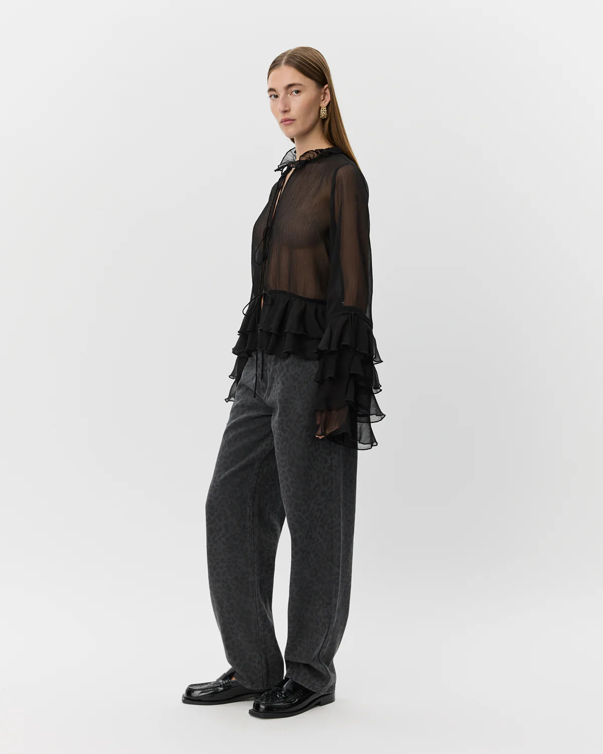 Sort MACISW skjorte i transparent polyester med flæsedetaljer fra Sofie Schnoor