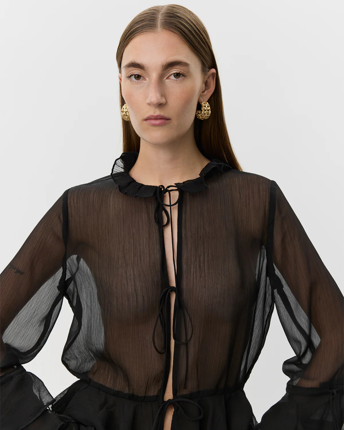 Sort MACISW skjorte i transparent polyester med flæsedetaljer fra Sofie Schnoor