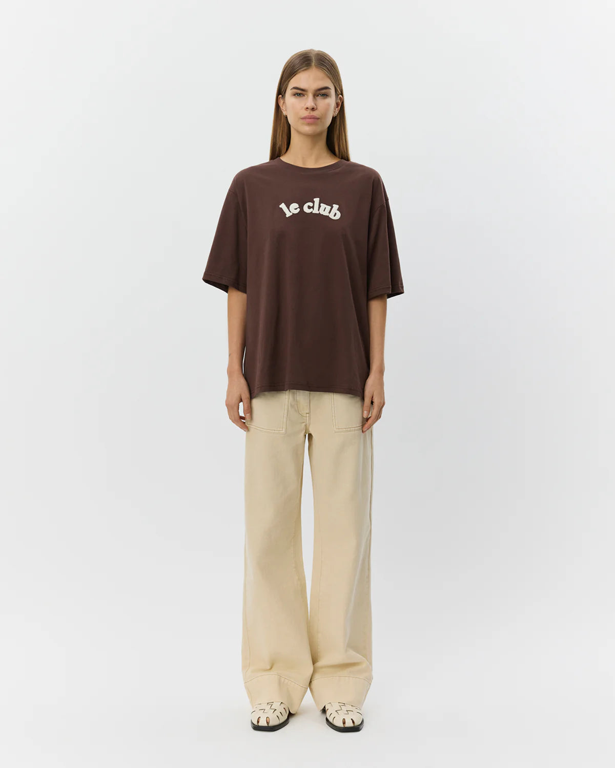 Mørkebrun oversize T-shirt med broderi – køb hos butikalrum.dk