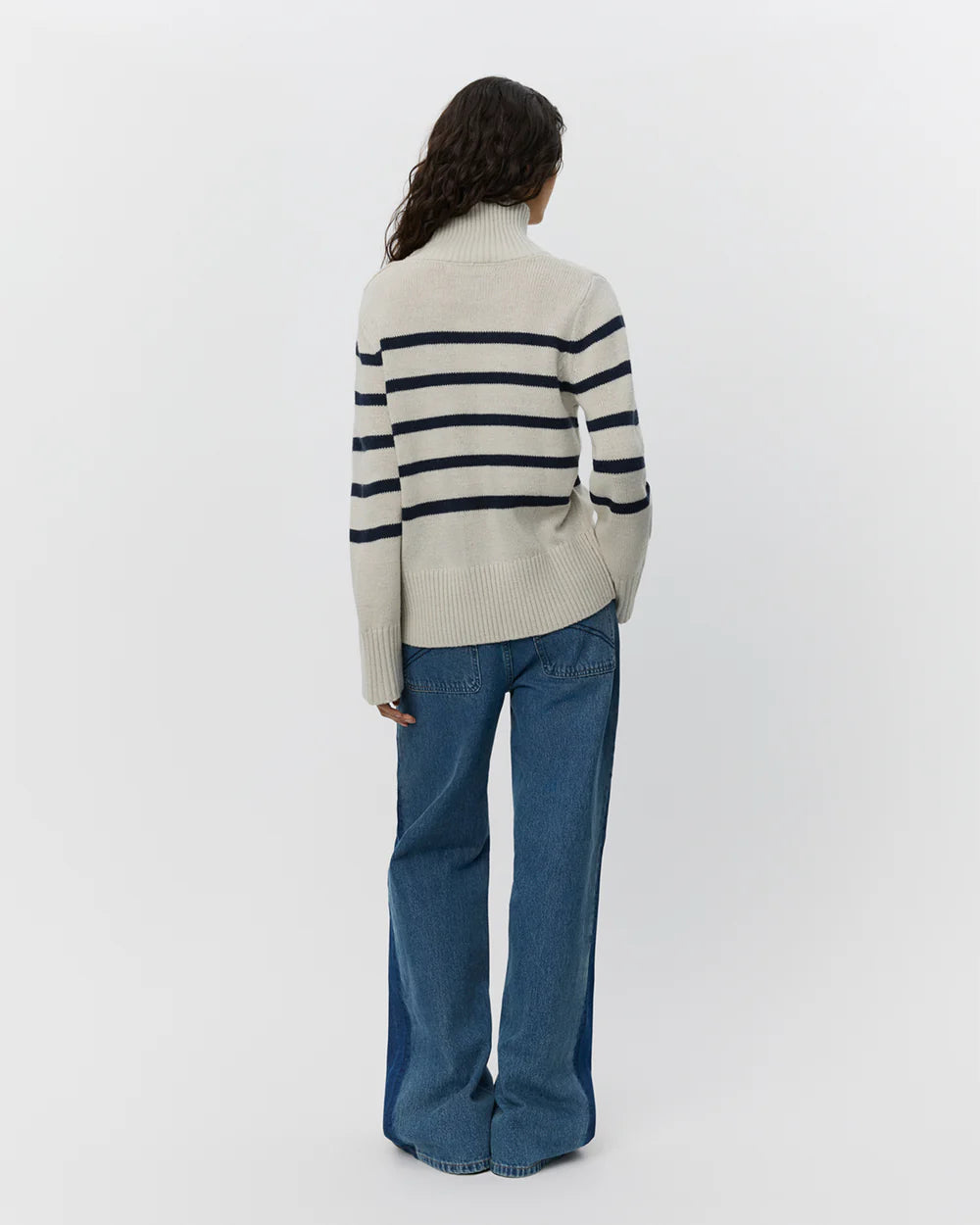 Grå stribet sweater med høj hals, knapper og ribkanter – MARGARETSW fra Sofie Schnoor hos butikalrum.dk