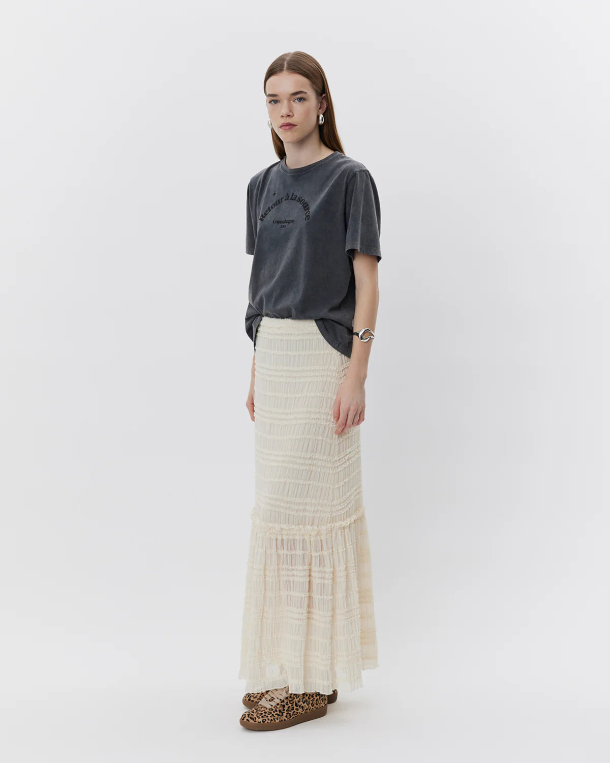 Off white maxi nederdel med struktureret stof, elastik i taljen og bred flæsekant.
