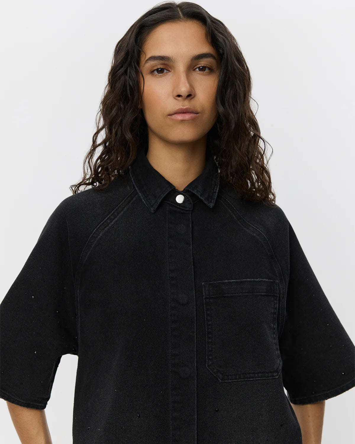 Lang denimskjorte i washed black med knapper og små similisten – MAYSW kjole fra Sofie Schnoor hos butikalrum.dk