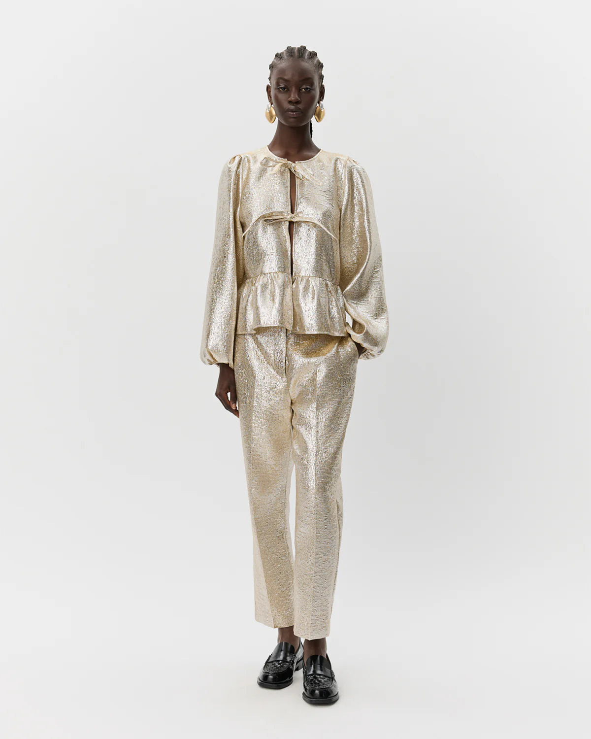Let skinnende guldfarvet skjorte med peplum og bindebånd – fås hos butikalrum.dk