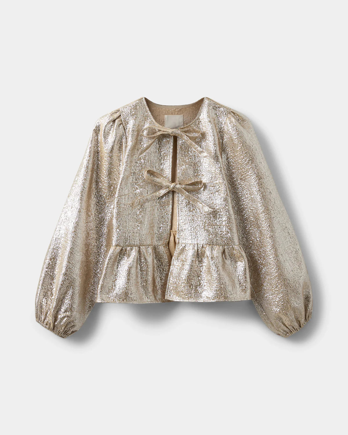 Let skinnende guldfarvet skjorte med peplum og bindebånd – fås hos butikalrum.dk