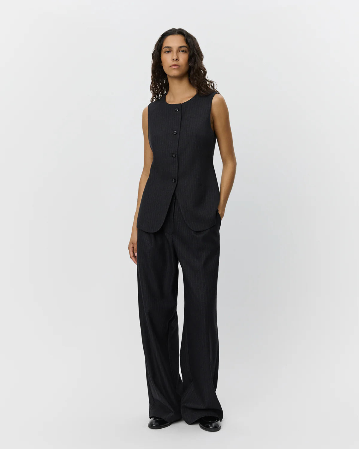 Sort nålestribet vest fra Sofie Schnoor – klassisk fit med knaplukning og figursyet design
