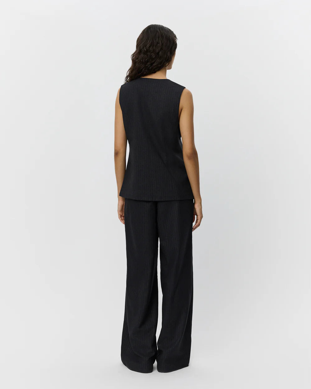 Sort nålestribet vest fra Sofie Schnoor – klassisk fit med knaplukning og figursyet design