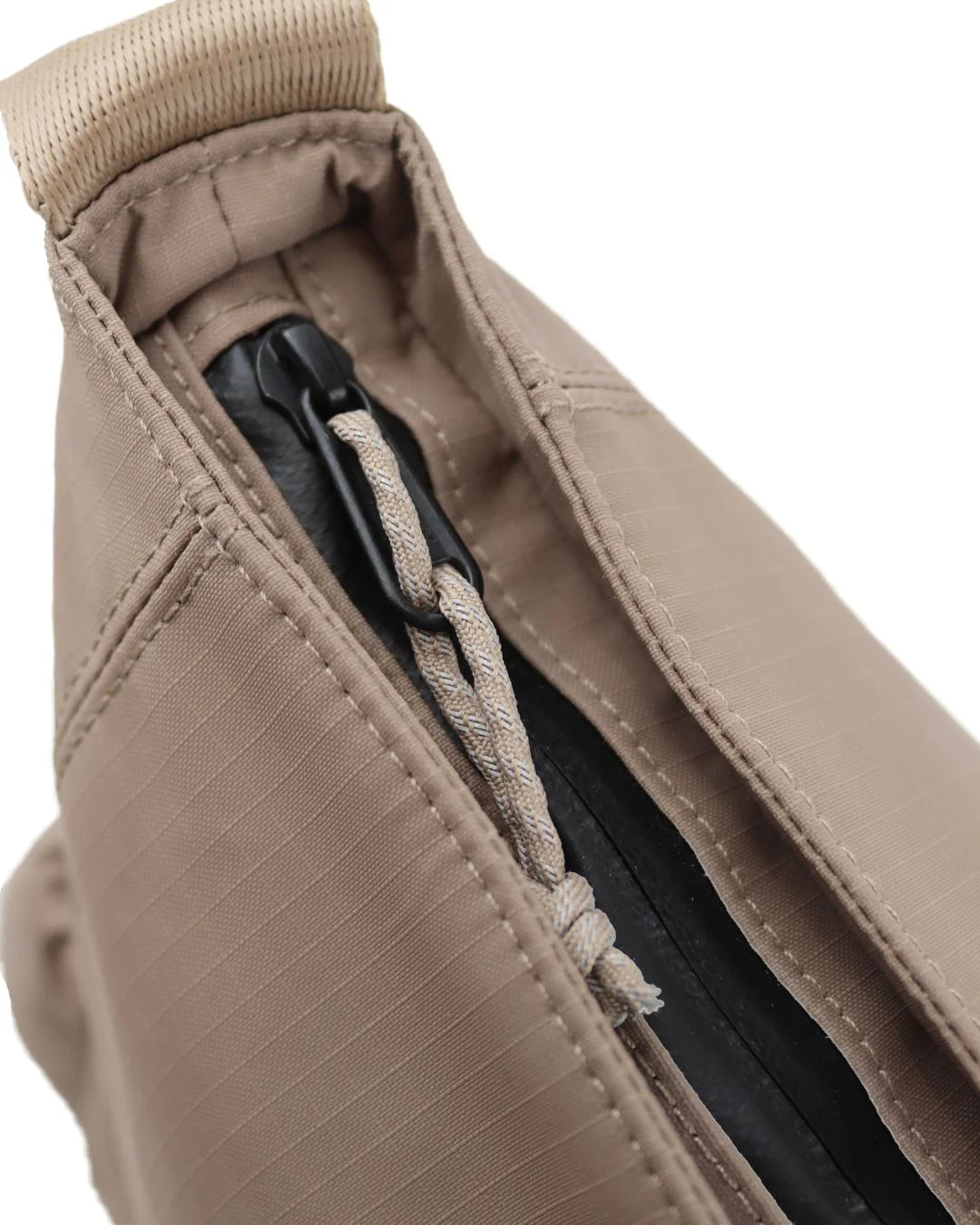 Milo tote-bag – rummelig taske med justerbar rem, frontlomme med magnetlukning og sidelomme til vandflaske. Passer til 13–16" MacBook.