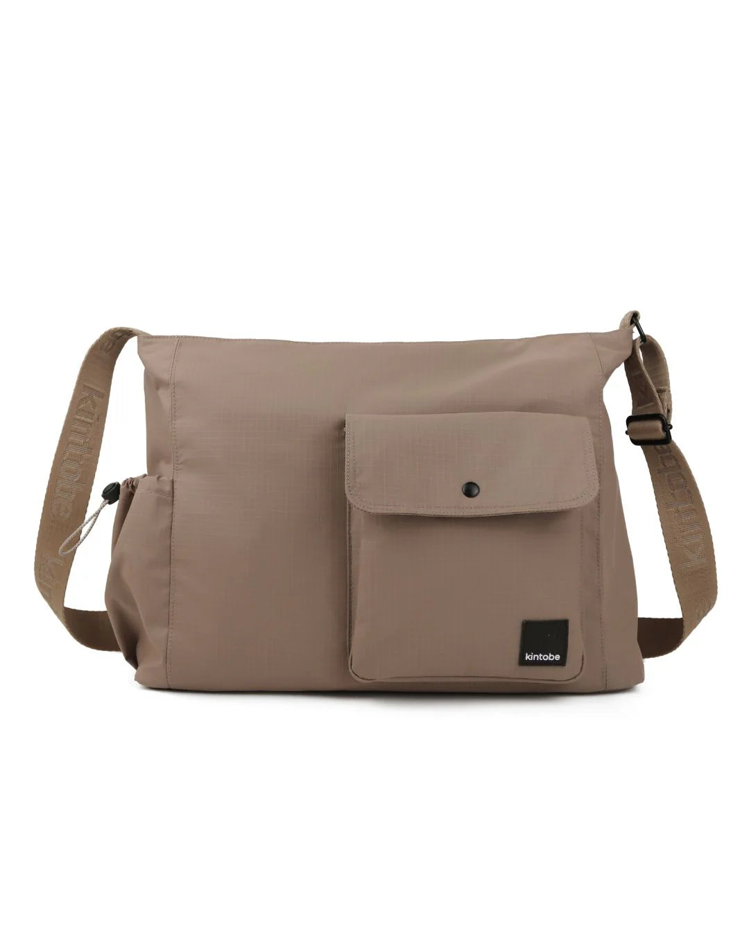 Milo tote-bag – rummelig taske med justerbar rem, frontlomme med magnetlukning og sidelomme til vandflaske. Passer til 13–16" MacBook.