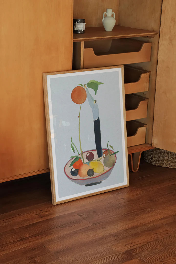 Mandarin Gardener fra Krull Studio. Plakat med motiv af menneske, der står med en store mandarin i en frugtskål.