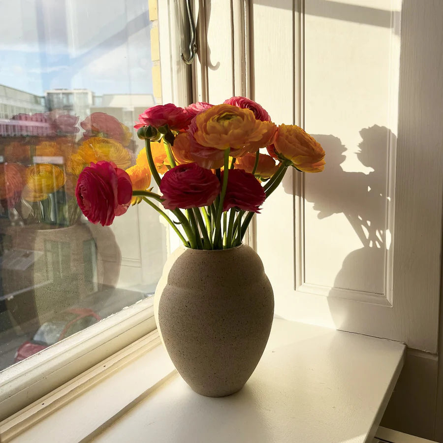 Hånddrejet mellem Torup-vase i stentøj fra Anna Bystrup Keramik – køb hos butikalrum.dk