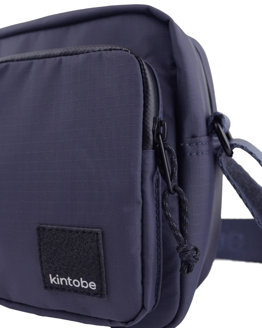 Miles messenger-taske i Midnight Blue med flere praktiske lommer – køb hos butikalrum.dk.