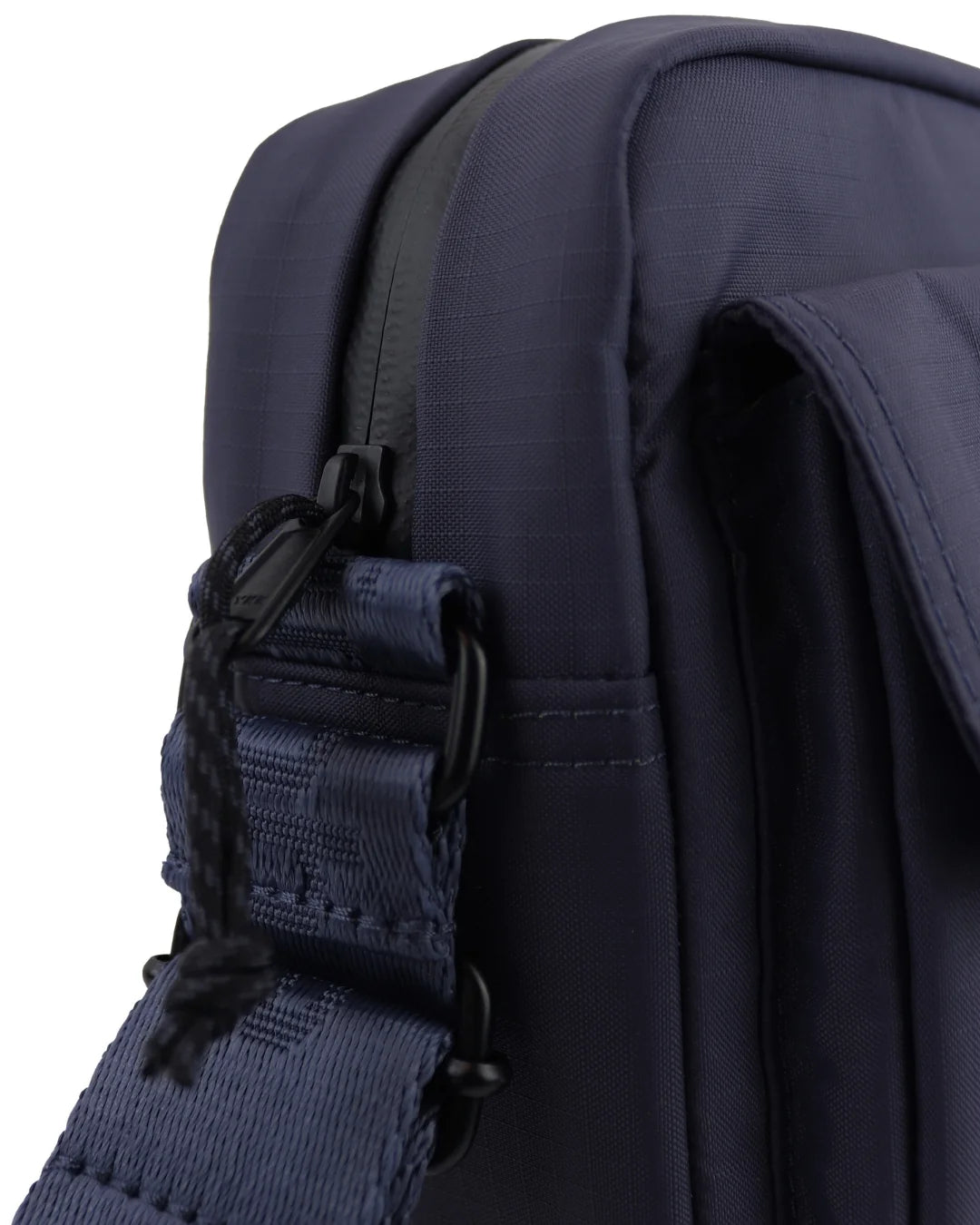 Miles messenger-taske i Midnight Blue med flere praktiske lommer – køb hos butikalrum.dk.